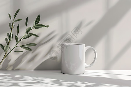 树叶下的白色咖啡杯图片