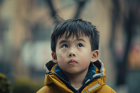 仰着头的小男孩图片