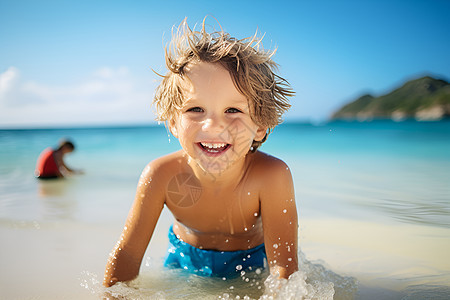 沙滩玩耍的快乐男孩图片