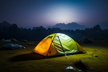 夜晚山谷中的帐篷图片