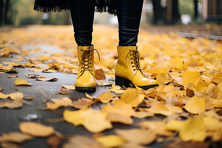 落叶间的黄色靴子图片
