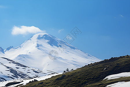 冬天的雪山图片