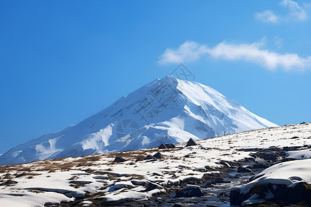 寒冷蓝天下的雪山图片