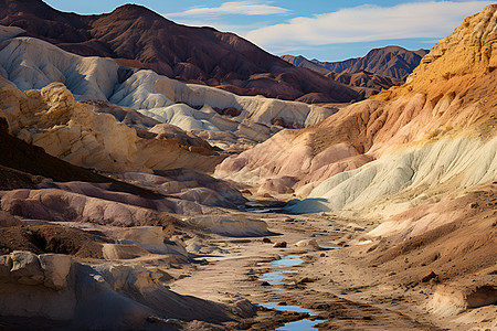 岩石环绕的沙漠峡谷图片