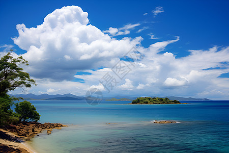 蓝天白云背景下的沙滩图片
