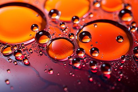 水滴在橙色表面图片