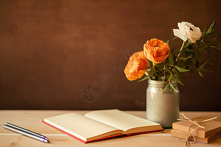 书桌上的花瓶和笔记本图片