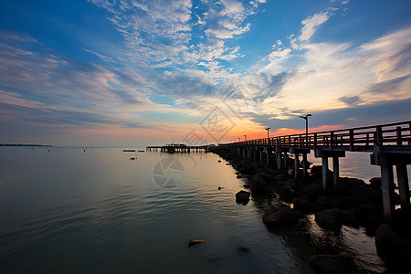 大海上夕阳中木桥图片