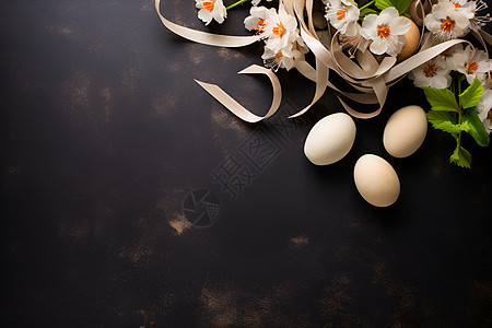 黑色桌面上的鸡蛋和花朵图片