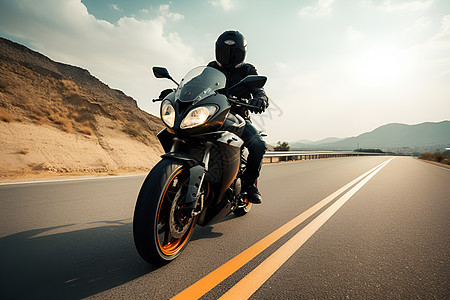 驰骋在公路上的摩托车图片
