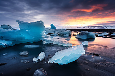落日下的海面浮冰图片