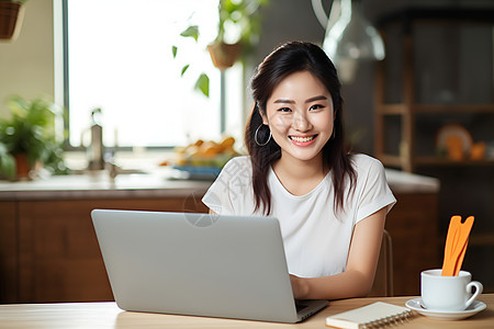 在家办公的女子图片