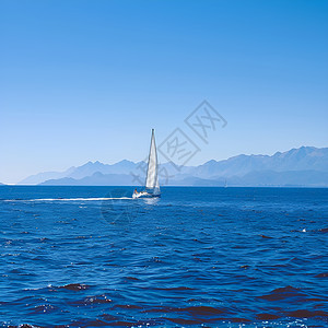 帆船在清澈的海面上滑行图片
