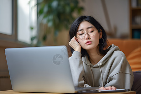 安静思考的女人图片