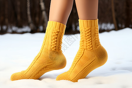 白雪中穿黄色袜子的人图片