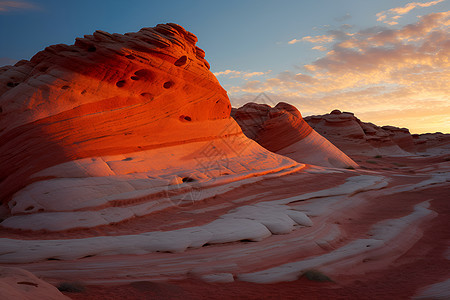沙漠中的大岩石图片