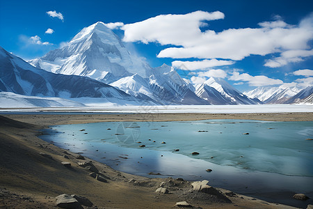 湖泊与雪山图片