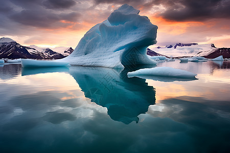 冰雪山脉下的漂浮巨冰图片