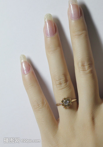 纤细修长的带戒指女人的手