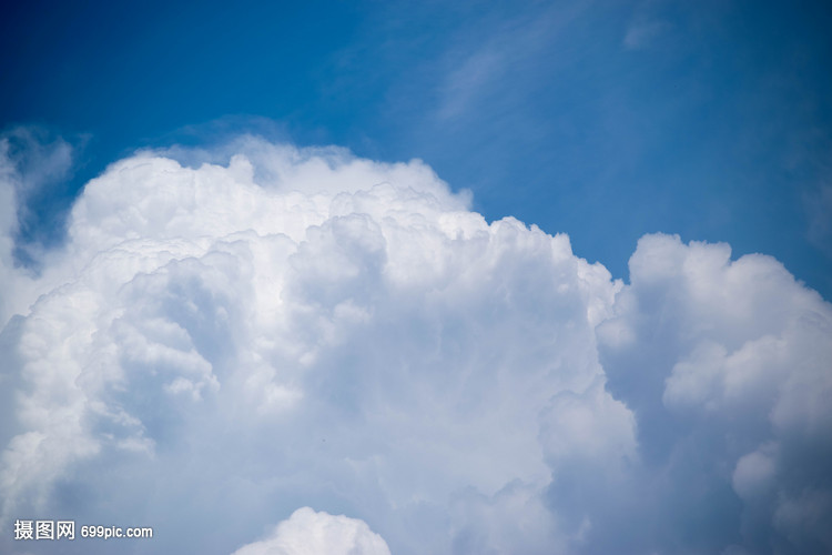 大片云朵特写