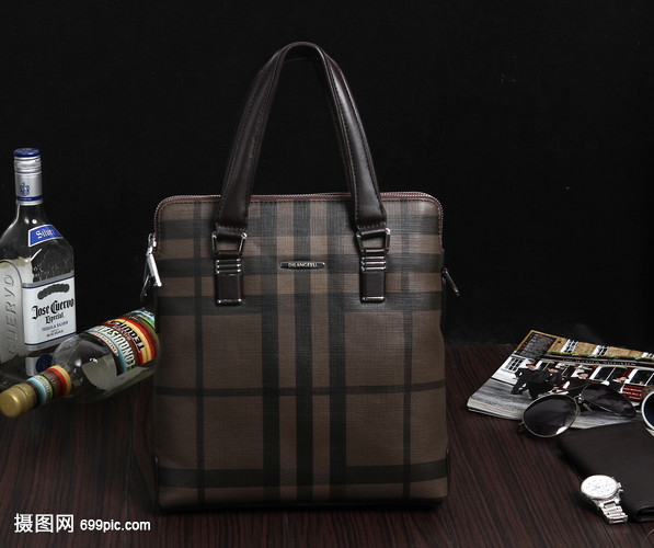 布拉德·皮特在电影《F1》中带火的绿色大皮包并非 Made in Italy！