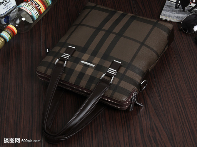 乘客包遗落在12路车上 公交司机“难如登天”找到失主