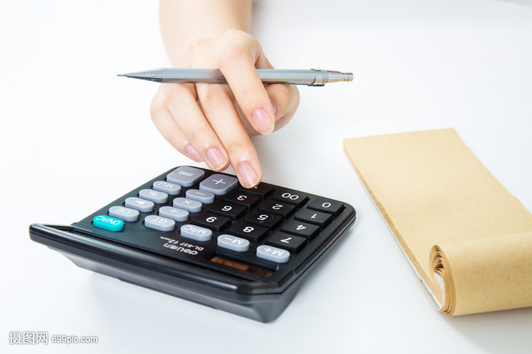 会计在桌上用计算机算账