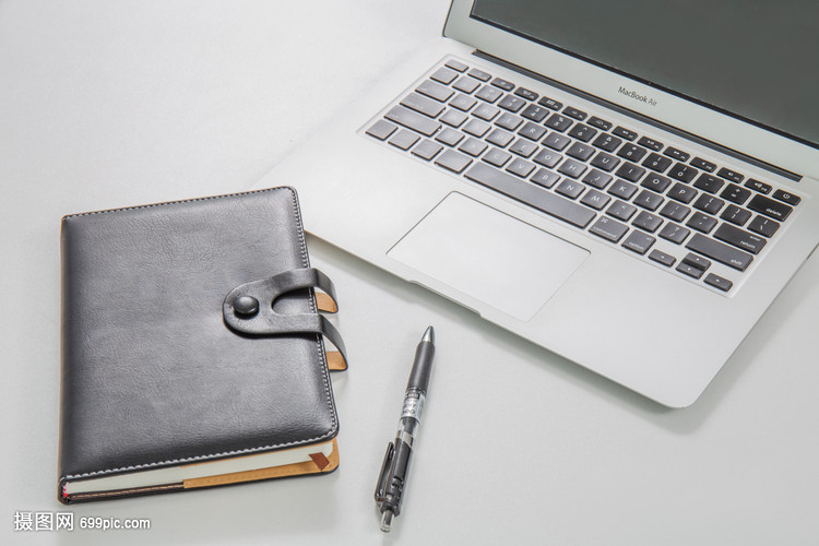 创意笔记本电脑留白桌面