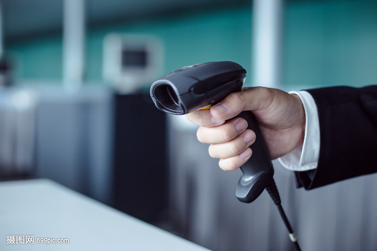 特写商务男人手扫码枪