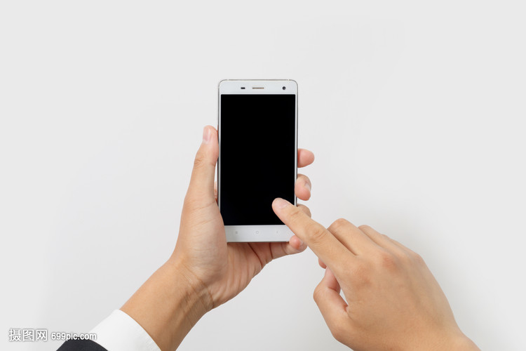 商务男单手操作智能手机