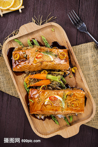 智利三文鱼配香芋妮与芦笋