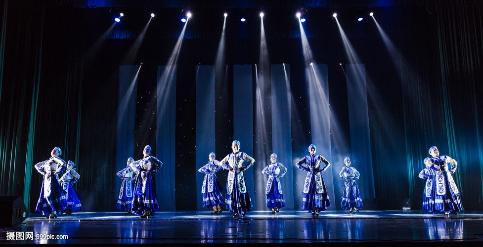 女性舞者表演蒙族舞蹈