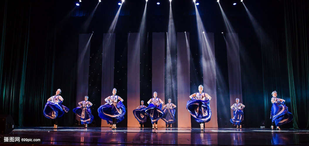 女性舞者表演蒙族舞蹈