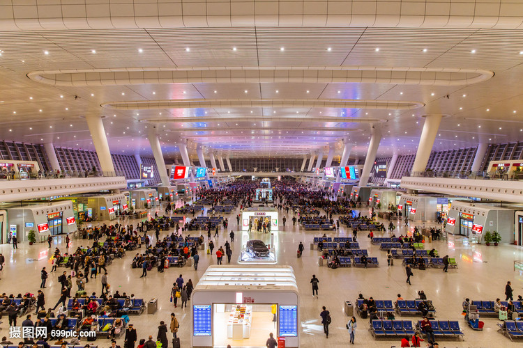 杭州动车站人流等待出行