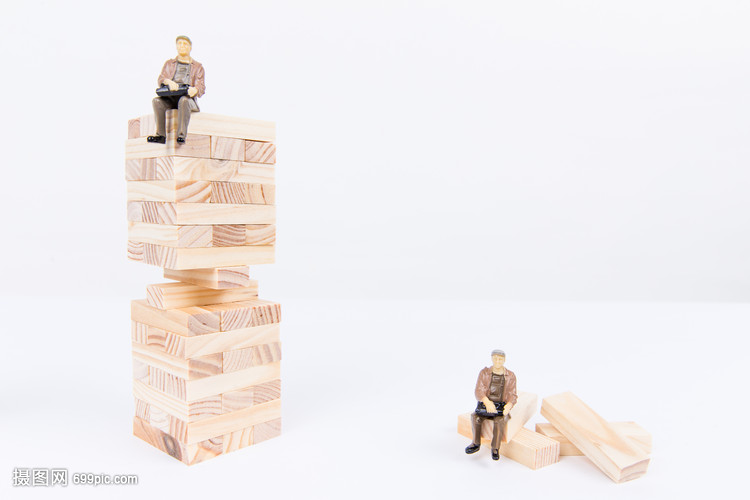 拟人人偶积木搭建等待