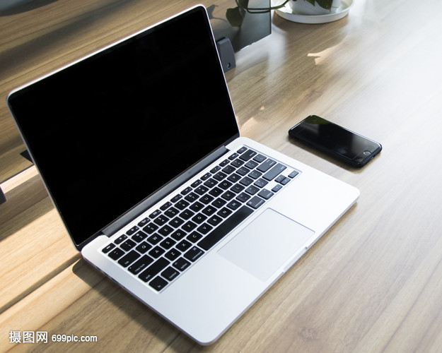 桌面上的笔记本电脑和手机