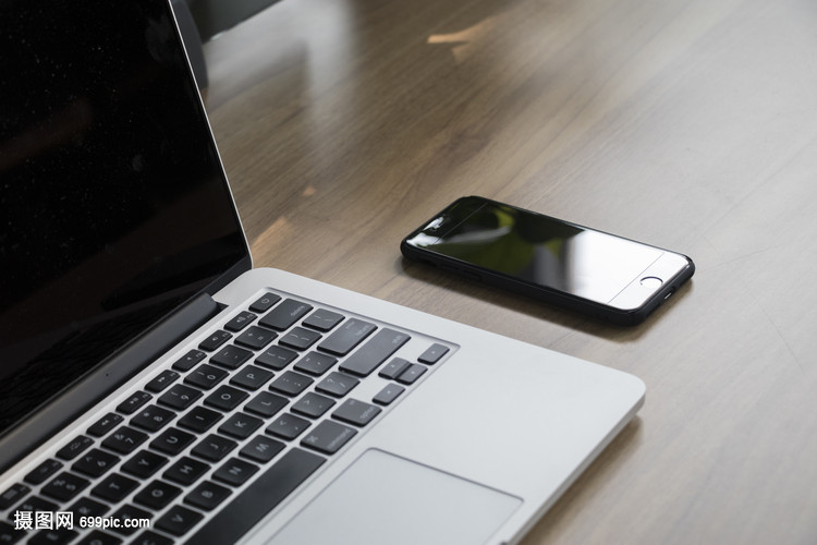桌面上的笔记本电脑和手机