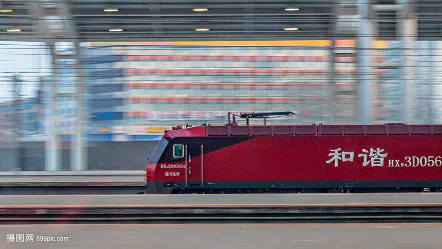 和谐号火车出站