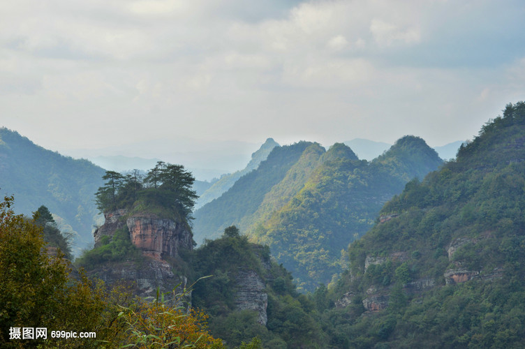 高耸的山峰