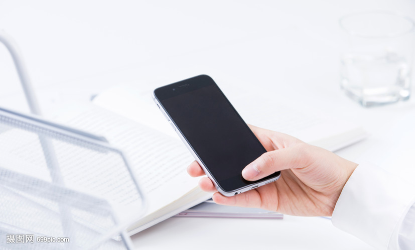 商务办公室玩手机的场景