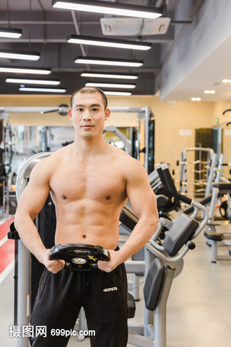 健身房健美男人腹肌展示