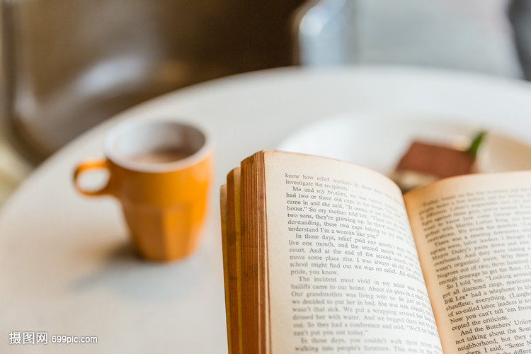 咖啡馆气质美女看复古英文书