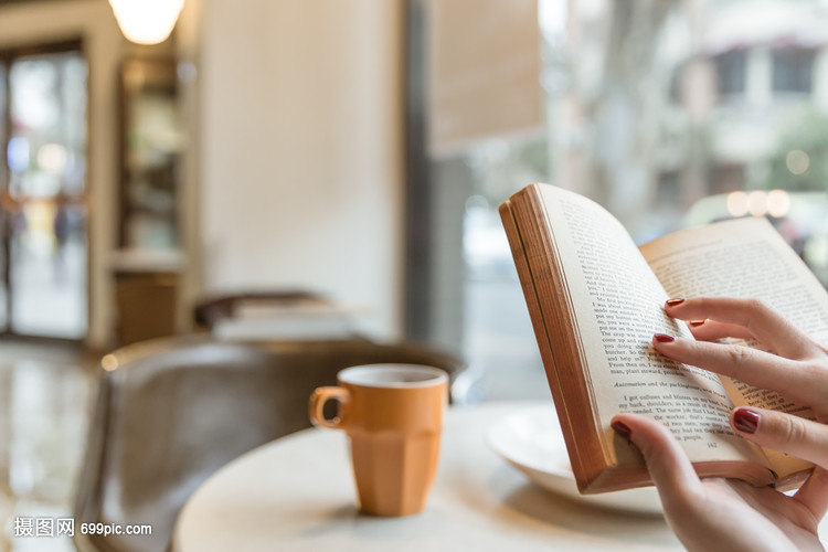 咖啡馆气质美女看复古英文书