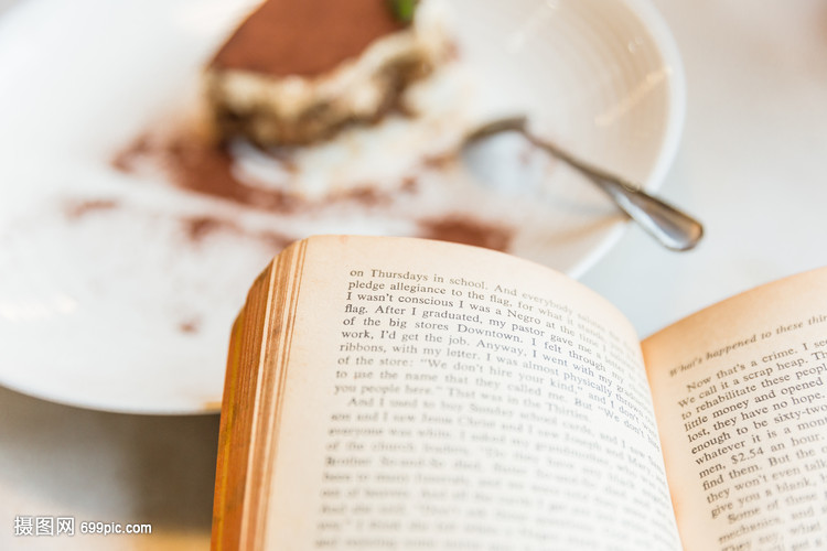 咖啡馆气质美女看复古英文书