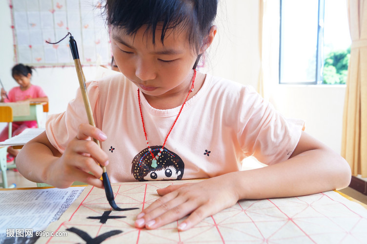 认真写字的小孩