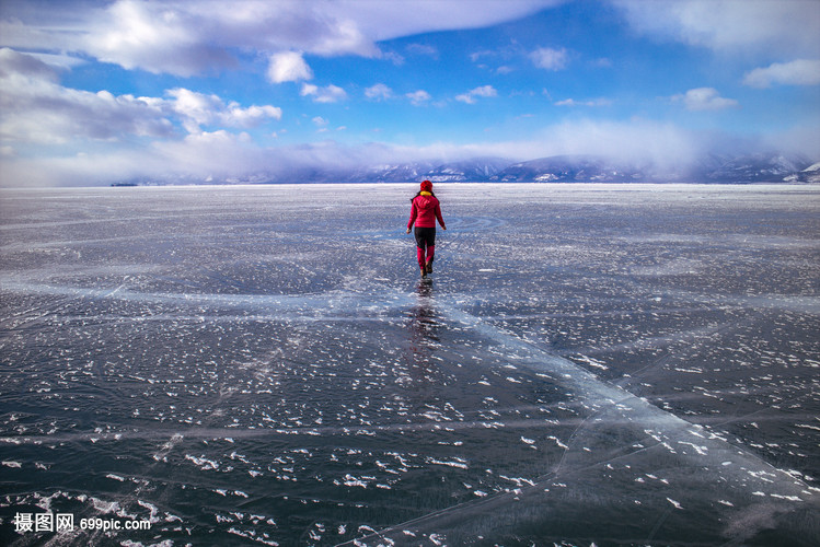 冰上行走的人