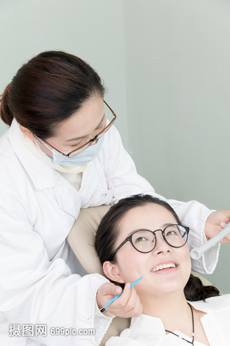 医生为病人检查牙齿牙科口腔