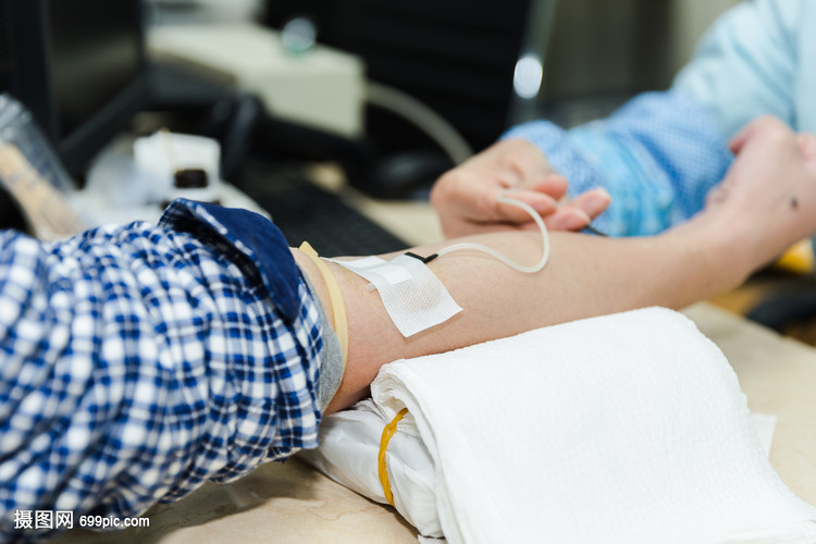 医生给男人手部抽血化验