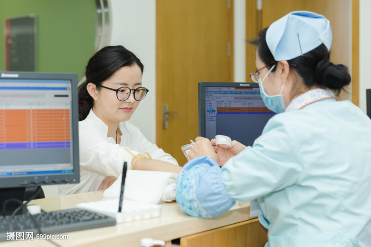 医生给文静女人抽血化验