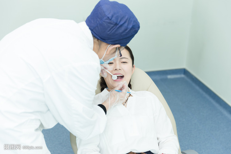 健康医疗医生给美女检查牙齿